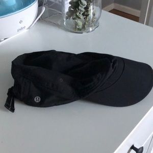 Lululemon black baseball hat.